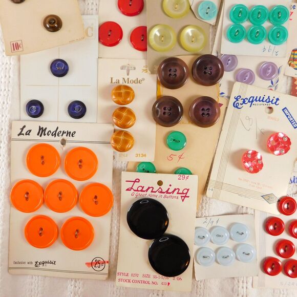 Vintage Buttons On Cards Lot Of 24 Pinks, Purples Burgundy LaMode, LeBouton NOS - Picture 16 of 16